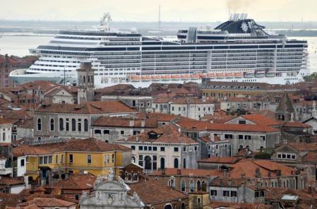 El cuzero MSC Preziosa pasa por el canal de la Giudecca, en Venecia