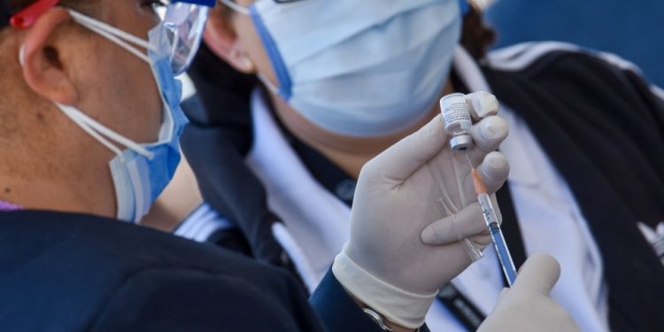 IPN dice que error humano provocó vacuna con jeringa vacía