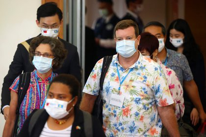 El embajador de Estados Unidos en Palau, John Hennessey-Niland, camina antes de abordar el avión con pasajeros que viajan en el vuelo a Palau, en el Aeropuerto Internacional de Taoyuan, Taiwán el 1 de abril. , 2021. REUTERS / Ann Wang