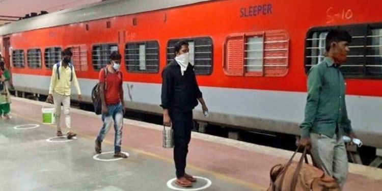 Los trabajadores migrantes están pululando en las estaciones de tren para viajar a sus lugares de origen, ya que las medidas para contener la nueva ola de casos de Covid-19 han afectado el empleo en varios estados. (Imagen de archivo)