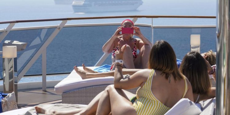 Italia está en un cierre pero la fiesta viaja en crucero | Entretenimiento
