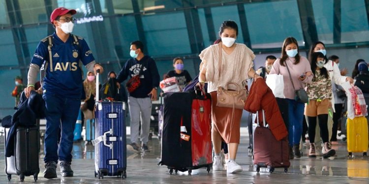 Italia restringe viajes desde India por temor a variante de Covid-19