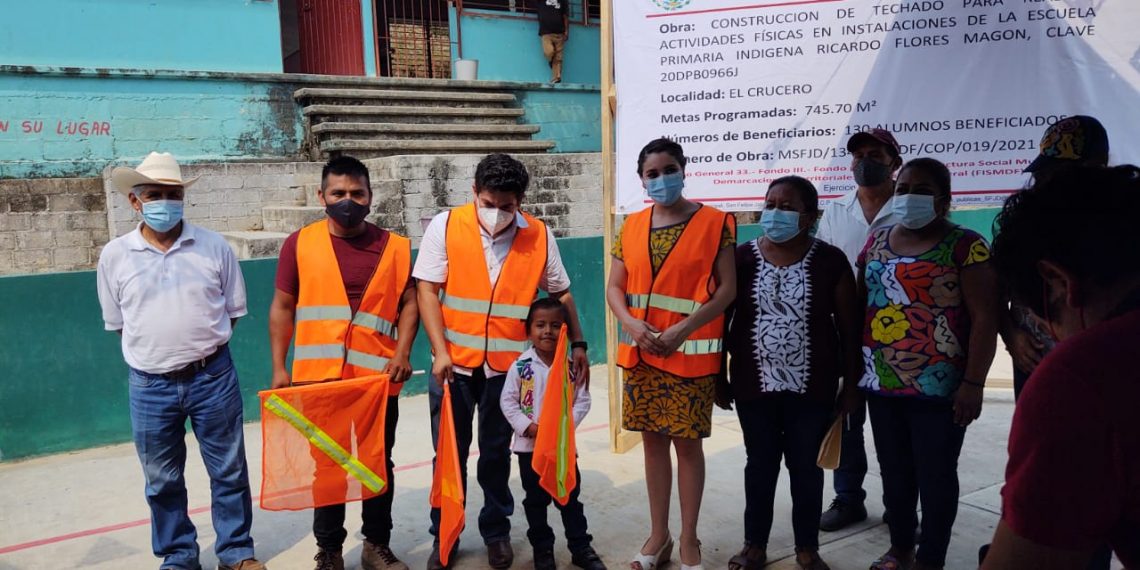 Jesús García inicia construcción de techado en primaria indígena de la localidad El Crucero de Jalapa de Díaz