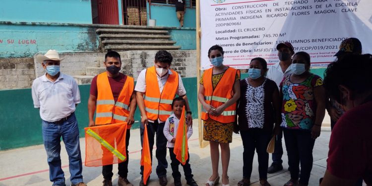 Jesús García inicia construcción de techado en primaria indígena de la localidad El Crucero de Jalapa de Díaz