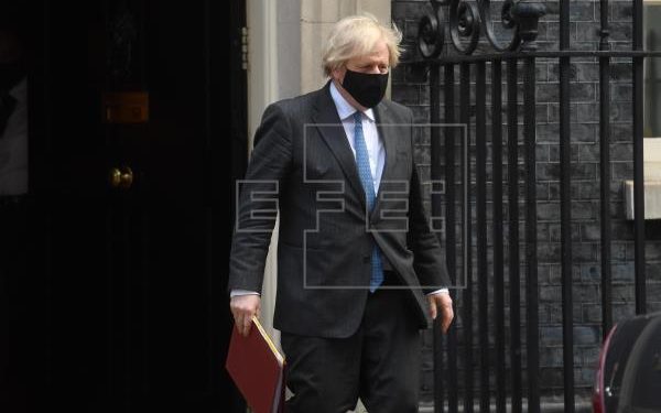 Johnson detalla el plan para autorizar los viajes al exterior