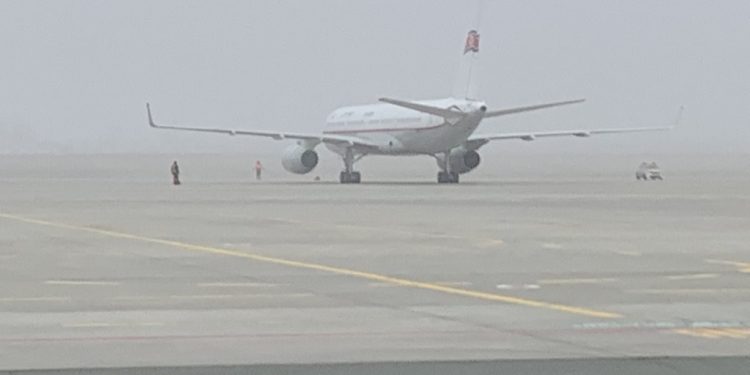 En la imagen se muestra un avión de Air Koryo, la única aerolínea de Corea del Norte, en un aeropuerto en la ciudad rusa de Vladivostok, el 9 de marzo de 2020. El vuelo especial de Pyongyang transportaba diplomáticos rusos y otras personas que desearon regresar a su país, dado que el régimen norcoreano ha cortado todo su tráfico con China y Rusia desde inicios del mismo año ante la pandemia del coronavirus.