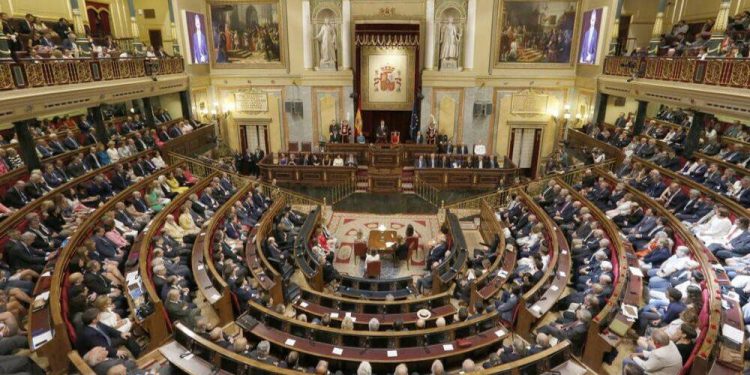 La pandemia logra rebajar a la mitad la factura de viajes de los