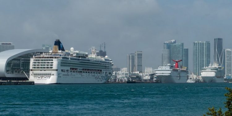 Las autoridades sanitarias de Estados Unidos siguen recomendando no viajar en cruceros