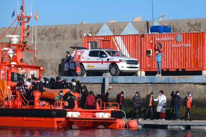 Los efectivos de emergencias desembarcan a un grupo de inmigrantes, en las islas Canarias.