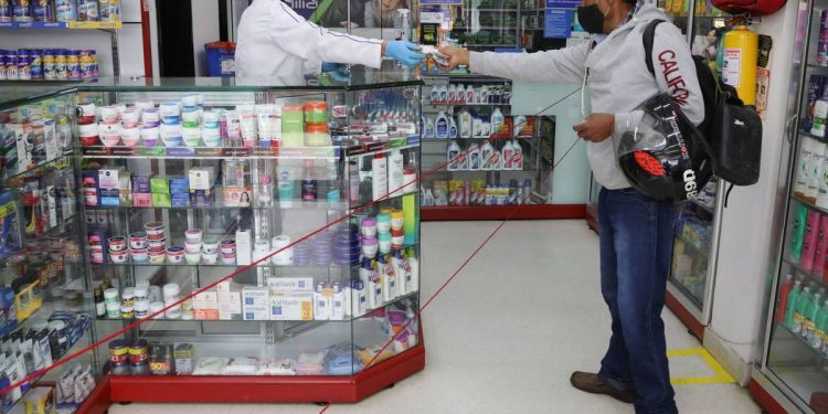 Foto: La búsqueda de mascarillas se ha disparado aunque no terminan de llegar a las farmacias (EFE/Carlos Ortega)
