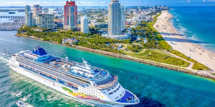 Líneas de crucero quieren reanudar los viajes con todos los pasajeros y tripulantes vacunados