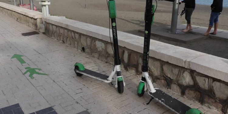 Foto: Los mejores patinetes con manillar para circular por la ciudad (EFE/Daniel Luque)