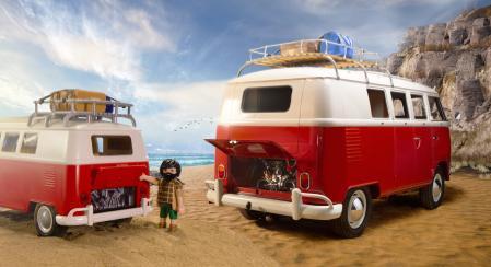 El Volkswagen T1 Camping Bus firmado por Playmobil mide 428 centímetros de longitud y destaca por su portaequipajes en el techo
