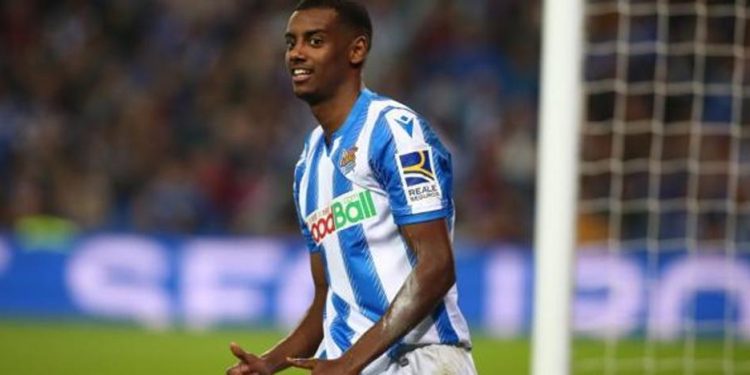 Los agentes de Isak visitan Donostia aunque el sueco «está muy feliz» en la Real