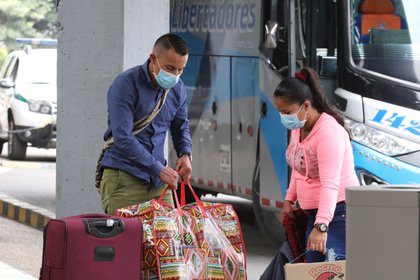Usuarios de la terminal de transporte terrestre se protegen con tapabocas como medida de prevención contra el coronavirus, en Bogotá (Colombia). EFE/Carlos Ortega/Archivo
