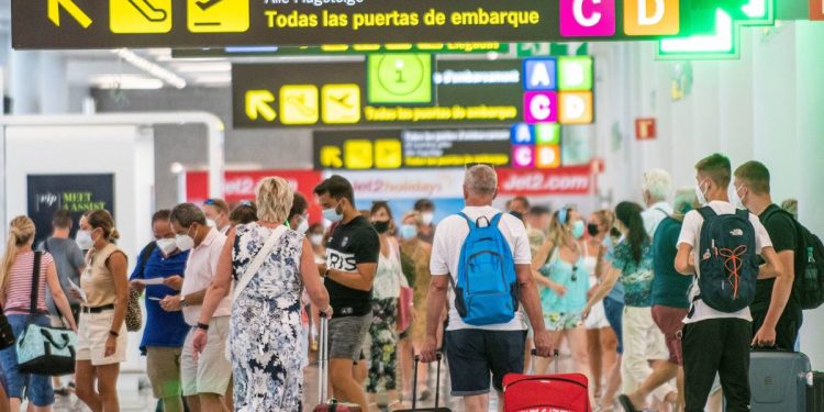 Foto: Tránsito de viajeros en el aeropuerto de Palma de Mallorca. (EFE)