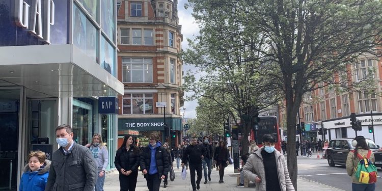 Los compradores de Inglaterra y Gales acuden en masa a las tiendas el día que reabren sus puertas