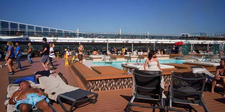 Los italianos pueden estar encerrados por el coronavirus en Pascua, pero la fiesta está en el mar, la opción de lujo, para sortear la cuarentena