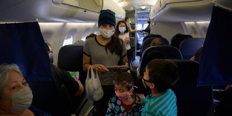 Los vacunados contra el coronavirus pueden viajar, con precauciones, dice la autoridad sanitaria de EE.UU.