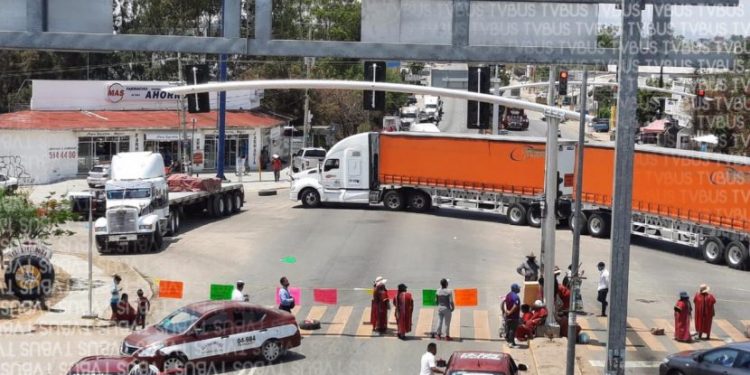 MULTI bloquea crucero de Hacienda Blanca en Oaxaca, exigen cumplimiento de acuerdos