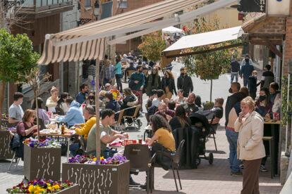 Madrileños en Manzanares el Real, en la sierra de Guadarrama.