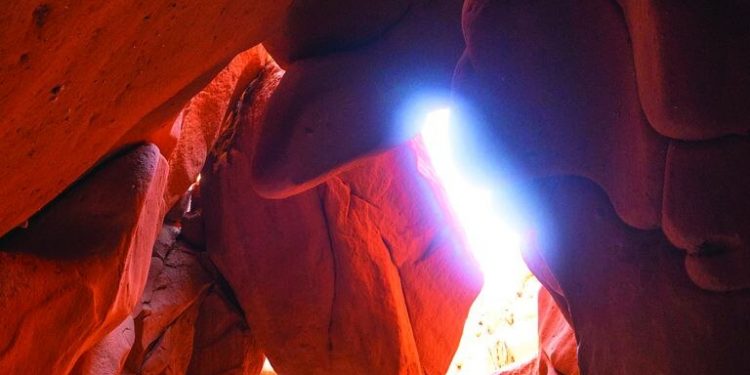 Cuevas de Acsibi. En cacán –idioma de la etnia diaguita–, significa “lugar de fuego”, por el rojo intenso que predomina ahí.