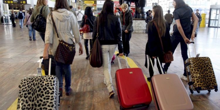 turistas españoles de espaldas