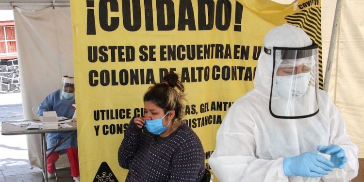 México supera las 205 mil muertes COVID; aplican más de 300 mil dosis