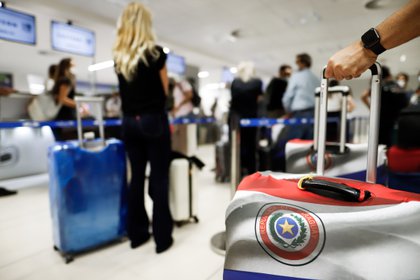 Fotografía de una maleta con la bandera de Paraguay en el Aeropuerto Internacional Silvio Pettirossi este sábado, 17 de abril de 2021, en Luque (Paraguay). EFE/ Nathalia Aguilar
