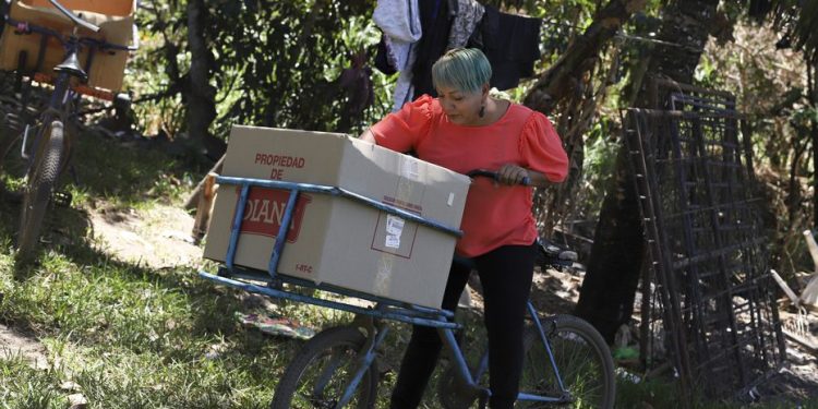 Iris Franco en su casa en El Ranchador, Santa Ana, El Salvador, el 5 de marzo de 2021. Franco tiene una panadería y entrega el pan a domicilio en su bicicleta.