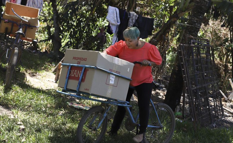 Iris Franco en su casa en El Ranchador, Santa Ana, El Salvador, el 5 de marzo de 2021. Franco tiene una panadería y entrega el pan a domicilio en su bicicleta.