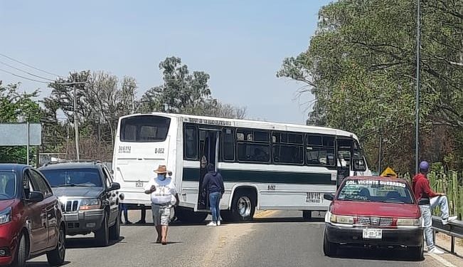 Normalistas bloquean crucero del Aeropuerto