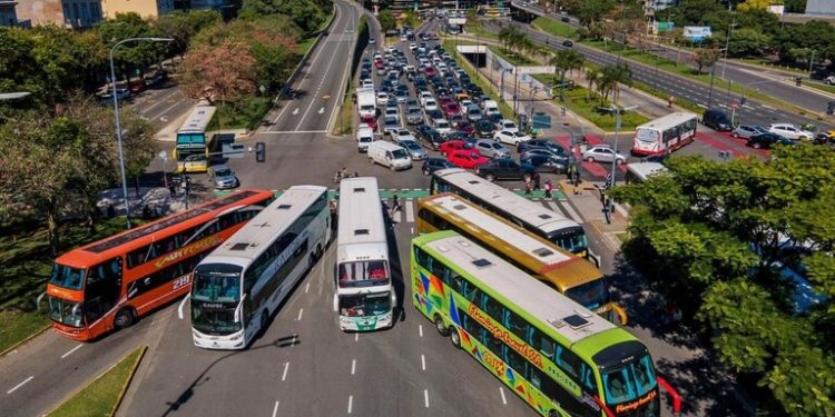 Protesta de choferes de micros de larga distancia sobre la Avenida 9 de julio en contra de las nuevas restricciones por la segunda ola de coronavirus