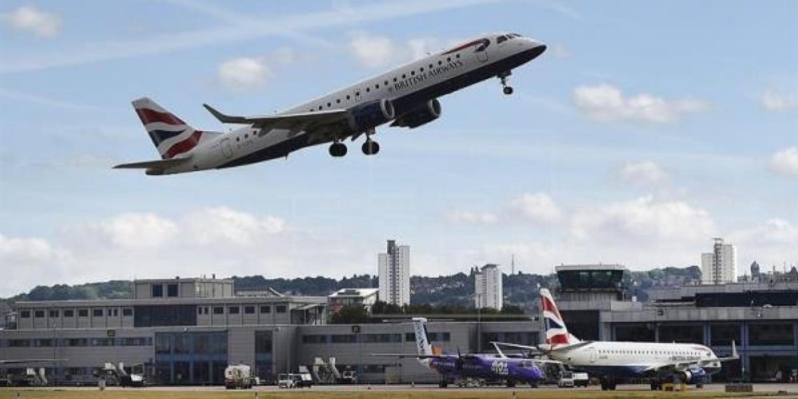 Ofensiva de los CEO de aerolíneas para que Johnson reanude vuelos al exterior