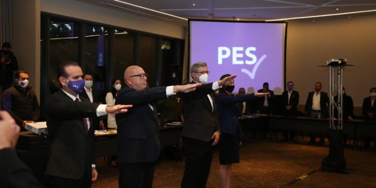 PES lanza anuncio de campaña en contra de la adopción homoparental