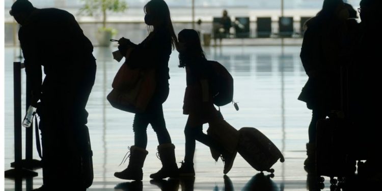 <p>Los viajeros caminan por el Aeropuerto Internacional de Salt Lake City el miércoles 17 de marzo de 2021 en Salt Lake City. Las aerolíneas y otros en la industria de viajes están apoyando los pasaportes de vacunas para impulsar los viajes deprimidos por la pandemia, y las autoridades en Europa podrían adoptar la idea con la suficiente rapidez para la temporada alta de vacaciones de verano. </p> (Foto AP / Rick Bowmer)