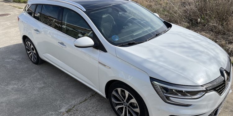 Prueba FCE, Renault Megane E-Tech. ¿Cuánto dura la batería de un híbrido enchufable en autopista? (vídeo)
