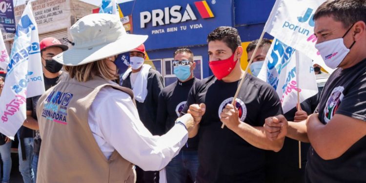 Recibe Maru apoyo de cientos de personas durante crucero en Nuevo Casas Grandes