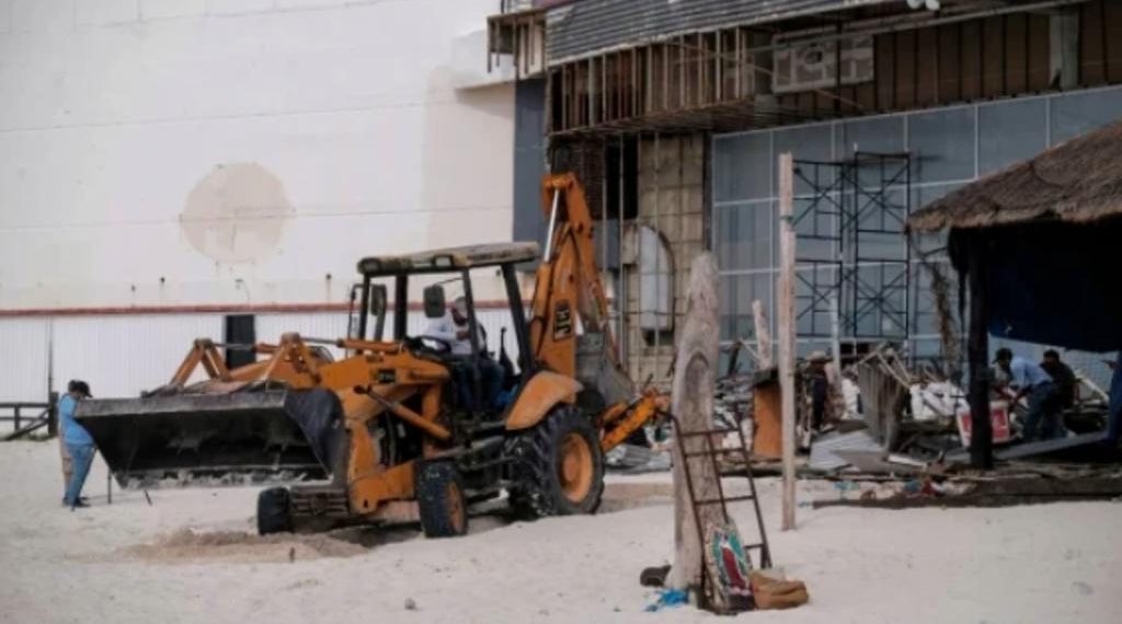 Recuperan autoridades playa invadida en zona turística de Cancún