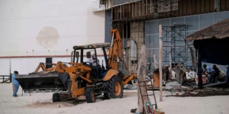 Recuperan autoridades playa invadida en zona turística de Cancún