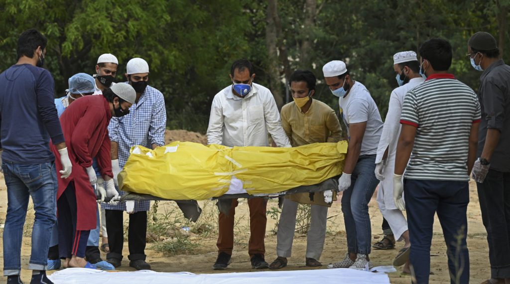 Reino Unido busca reanudar viajes tras pandemia, que se dispara en India • Semanario Universidad