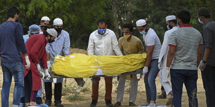 Reino Unido busca reanudar viajes tras pandemia, que se dispara en India • Semanario Universidad