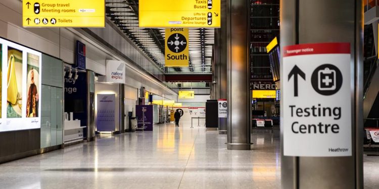 Reino Unido desvela su semáforo de viajes, que mantiene los requisitos de pruebas en cualquier caso