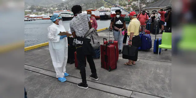 Ciudadanos de Gran Bretaña, Canadá y Estados Unidos están esperando que el crucero Reflection de Royal Caribbean sea evacuado para una evacuación gratuita a Kingstown, isla de San Vicente, el Caribe, el viernes 16 de abril de 2021.  (Foto AP / Orvil Samuel)