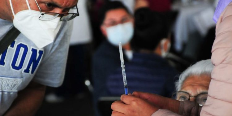 Salud iniciará vacunación a mayores de 50 años en mayo