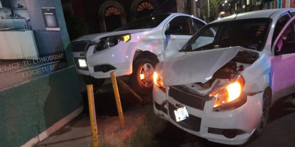 Se registra aparatoso accidente en céntrico crucero de la ciudad