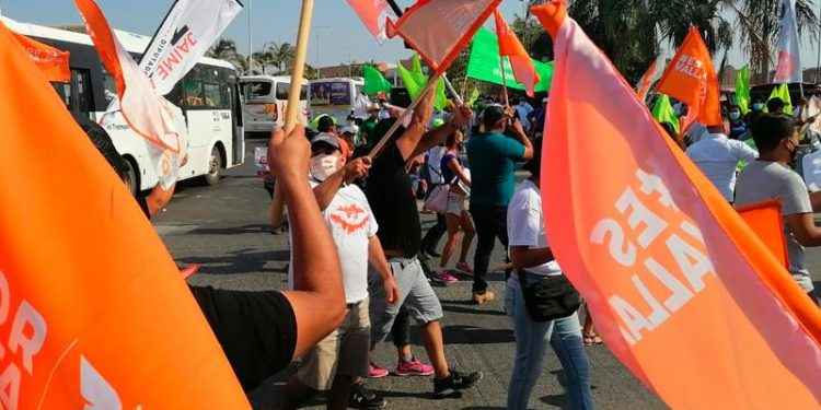 Se reunen simpatizantes del Verde y MC en crucero del Pitillal