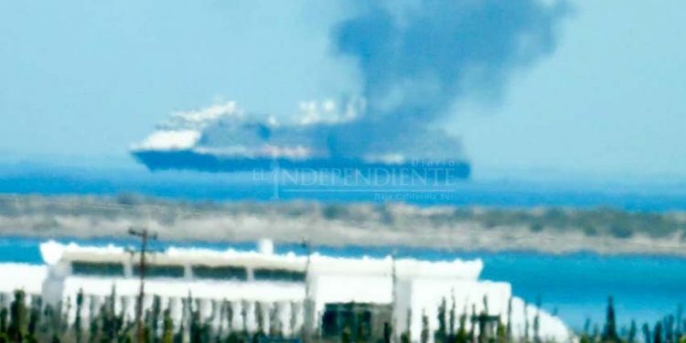 Seis cruceros estacionados frente a La Paz derraman combustible quemado