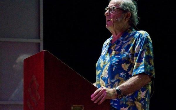 Silversea nombra al escritor Paul Theroux como 'narrador' para el crucero mundial 2022