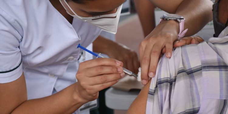 Suman 596 muertes más por COVID; aplican más de 10 millones de dosis